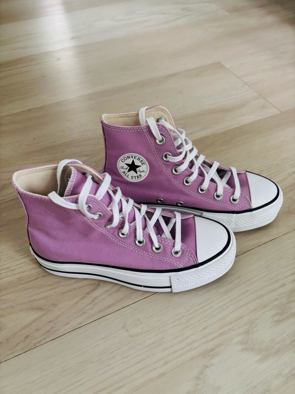 Women’s Converse High Top Chuck Taylor All Star in Amethyst size 5 
A09392F